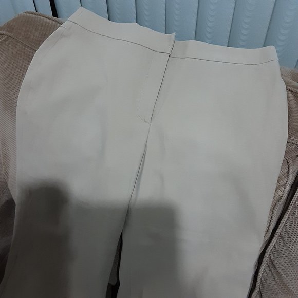 BURBERRY WOMEN'S CAPRI PANTS LIGHT TAN SIZE 10 VERY GOOD CONDITION - Picture 1 of 2